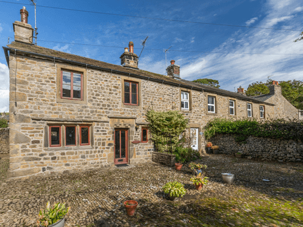 Three bedroom cottage with cobbled yard to the rear
